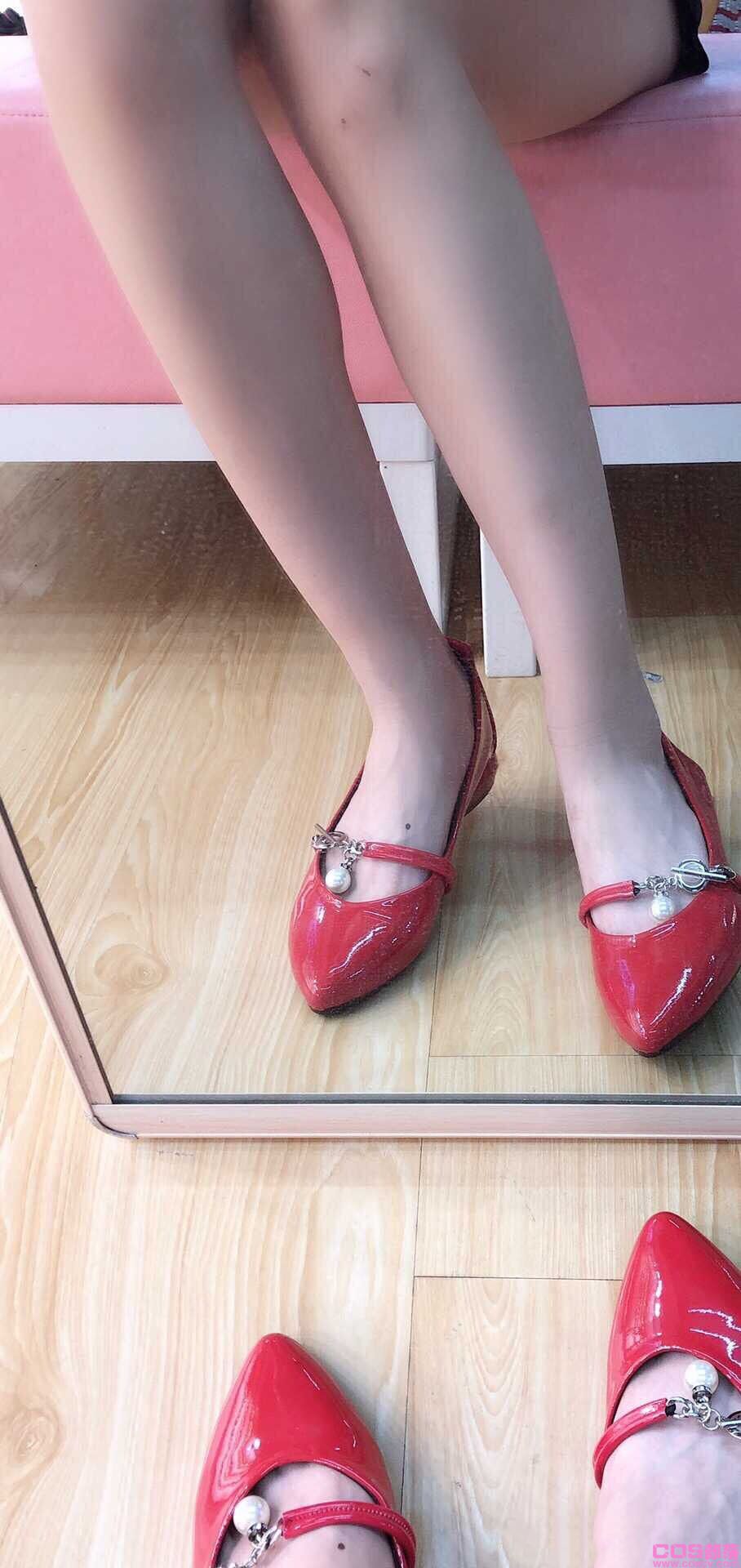 红色漆皮平底鞋(图3)