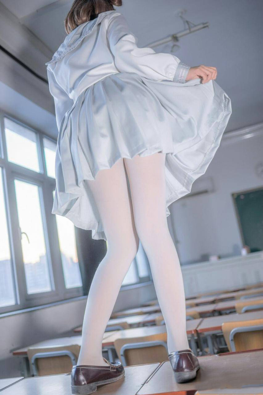 白丝少女(图1)