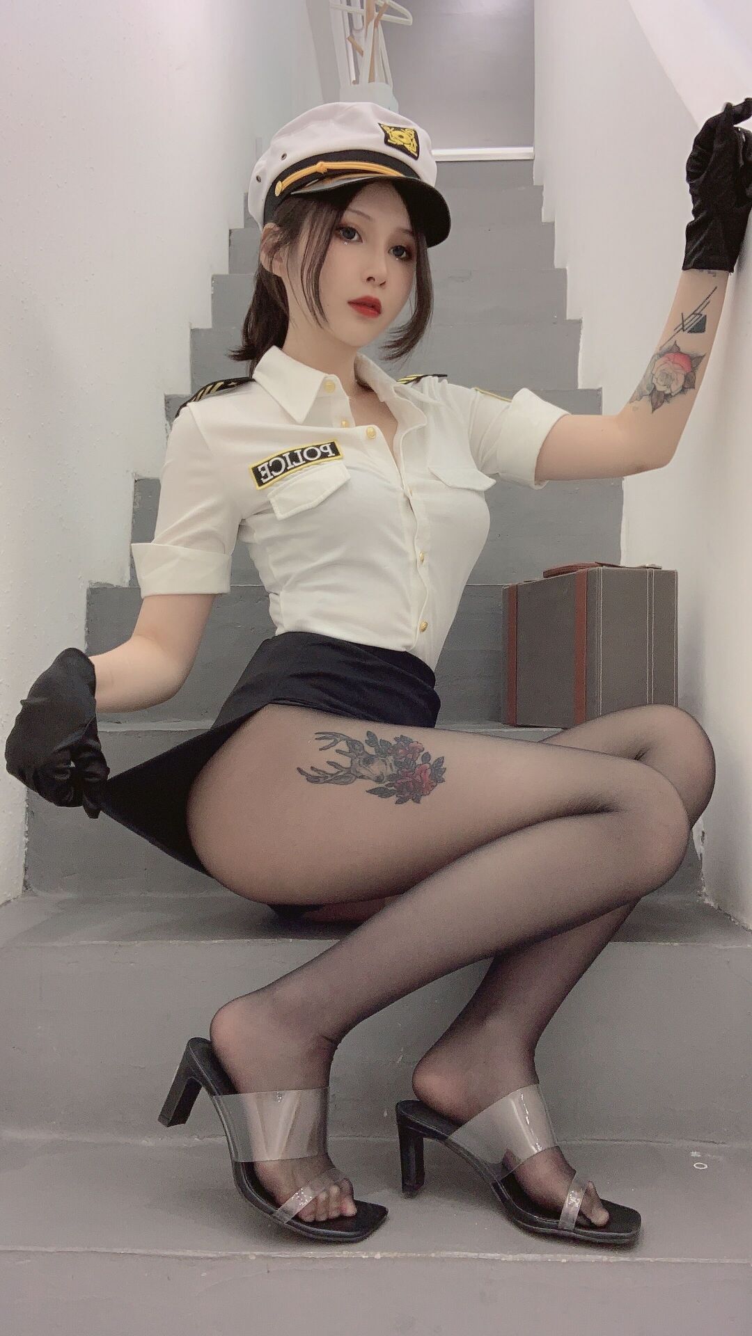 包臀性感黑丝海军职业服纹身美少女【32P】(图2)