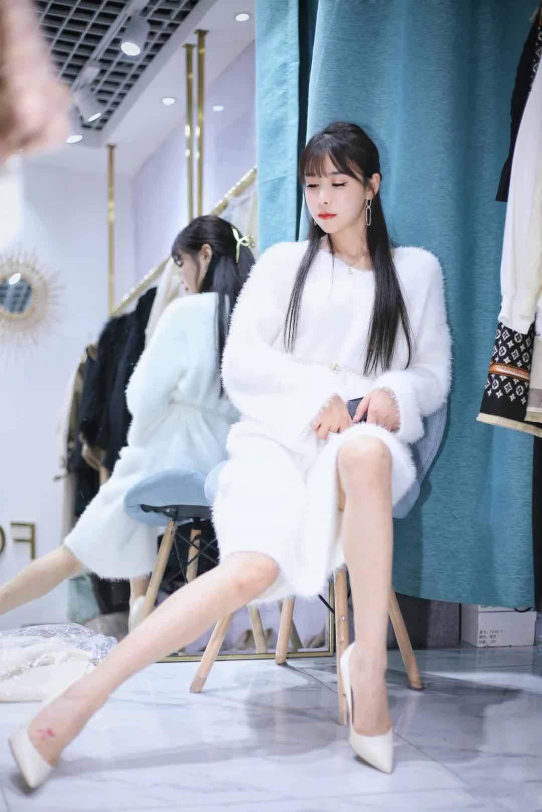 街拍|师东路美女店主 不止貌美如花 也会赚钱养家(图2)