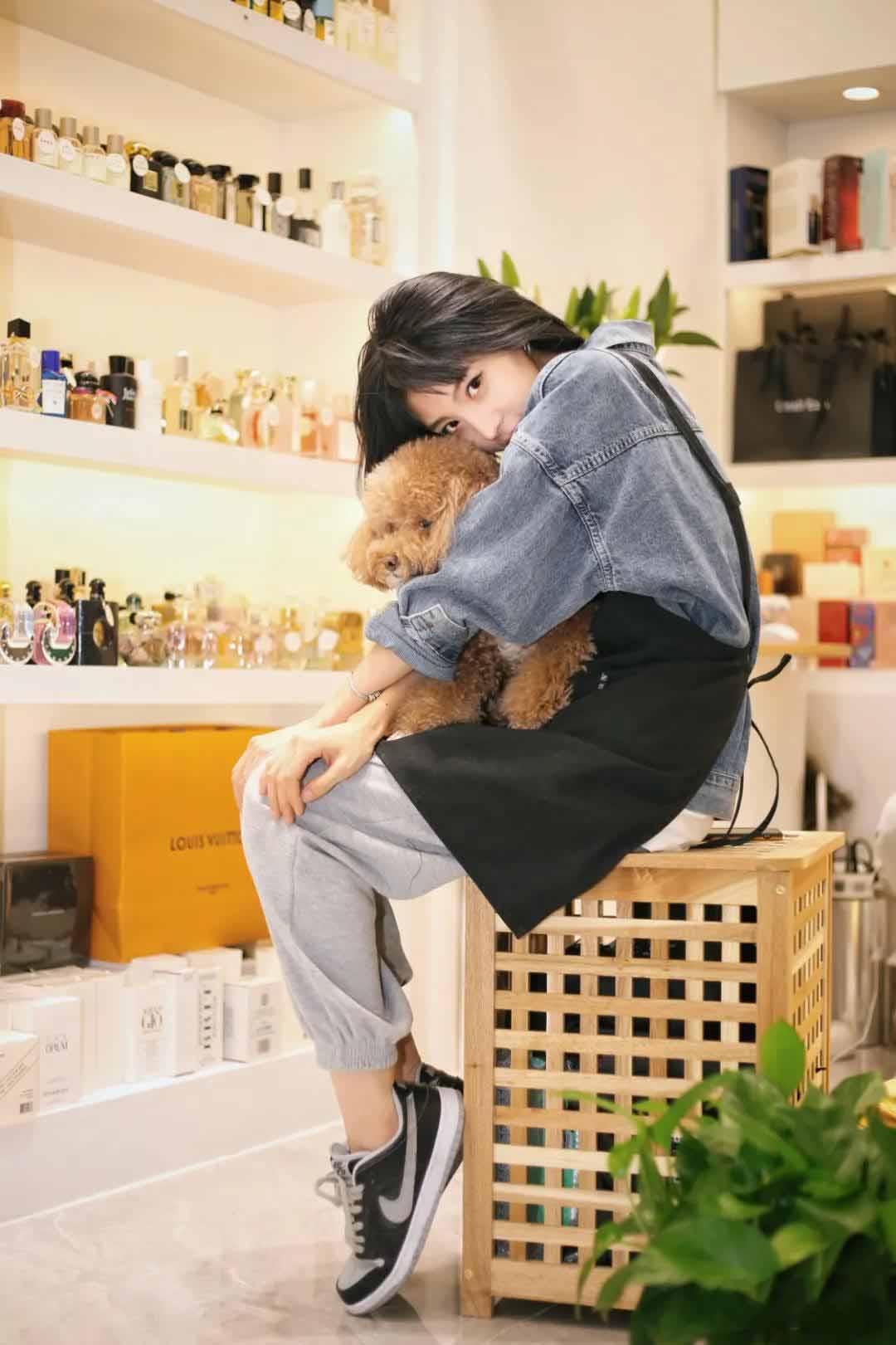 街拍|师东路美女店主 不止貌美如花 也会赚钱养家(图6)