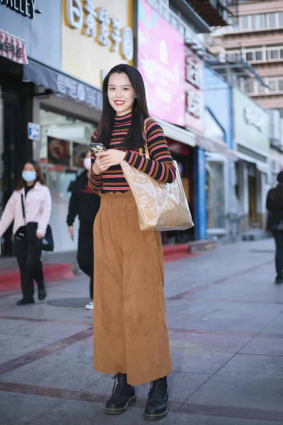 街拍|师东路美女店主 不止貌美如花 也会赚钱养家(图9)