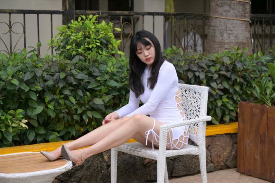 街拍|高跟鞋白色包臀裙丰满露背女郎(图9)