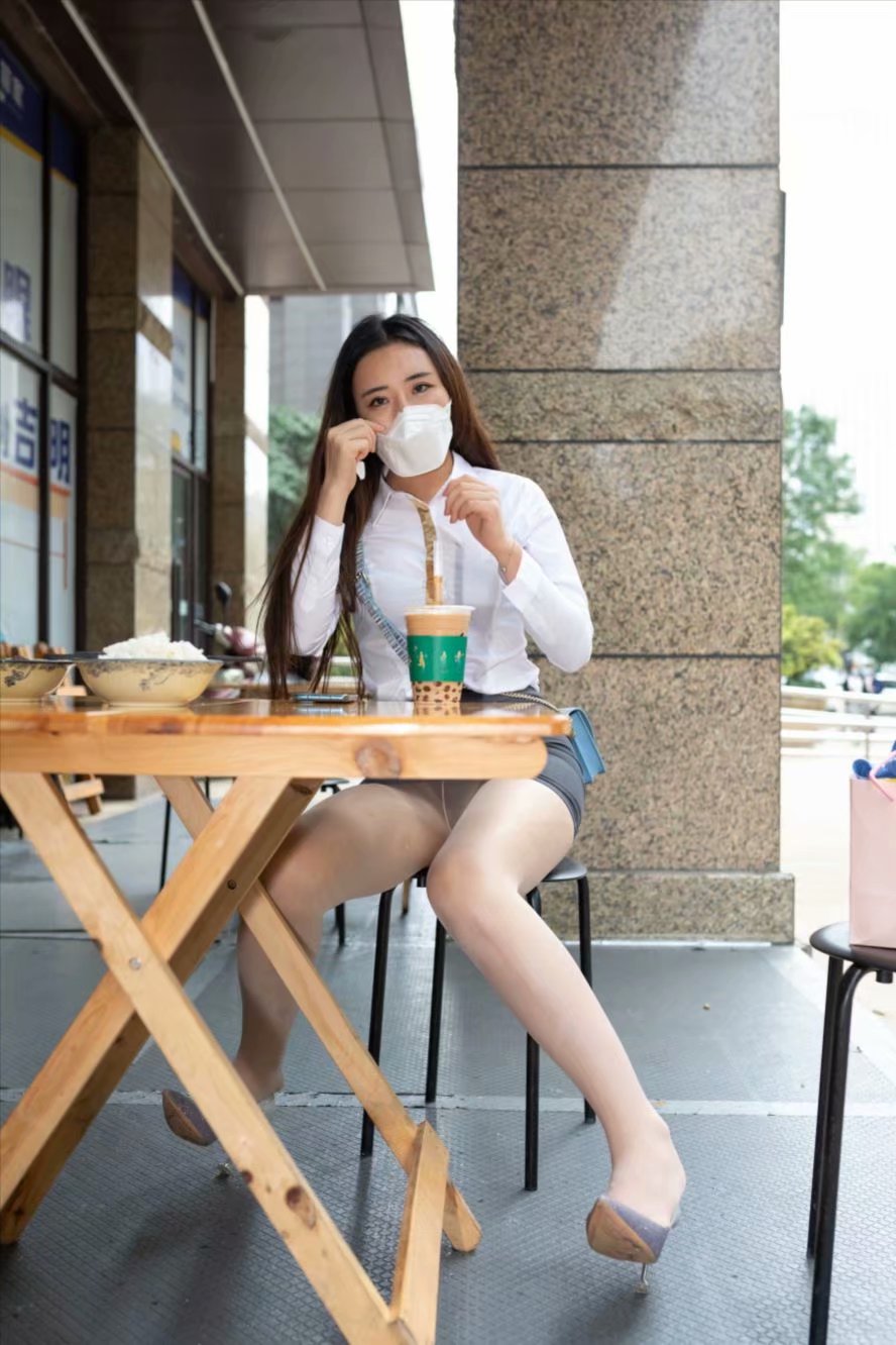 街拍|抓怕吃饭的小姐姐(图1)