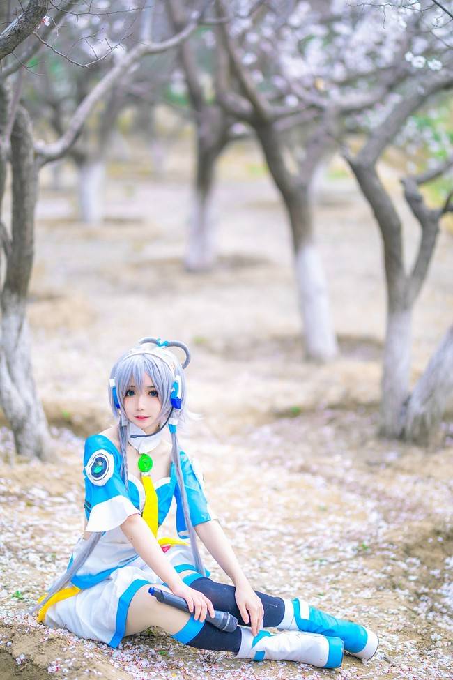 洛天依公式服cos正片 Cn：花柒(图2)