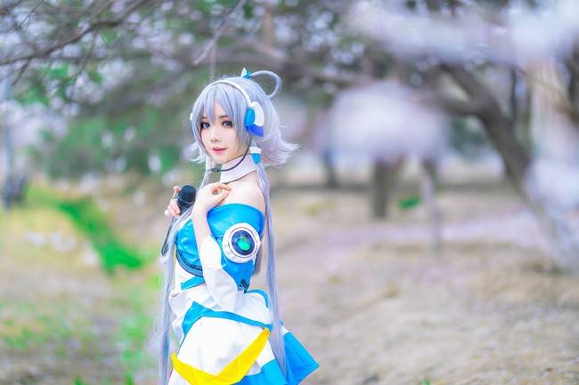 洛天依公式服cos正片 Cn：花柒(图5)