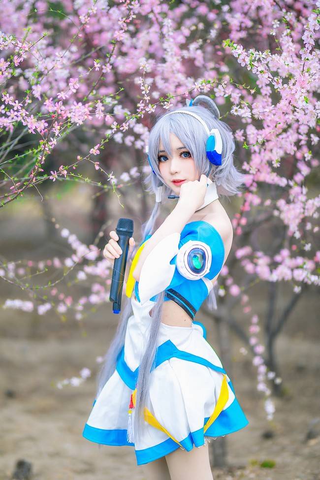 洛天依公式服cos正片 Cn：花柒(图1)