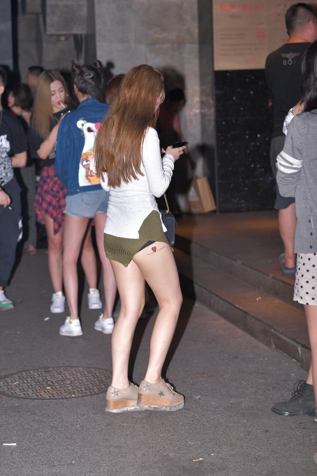【街拍】性感黄色包臀裙【27P-376MB】(图2)