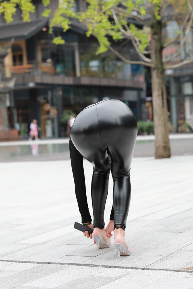 【街拍】性感黑色皮裤美女【179P-3.68G】(图3)