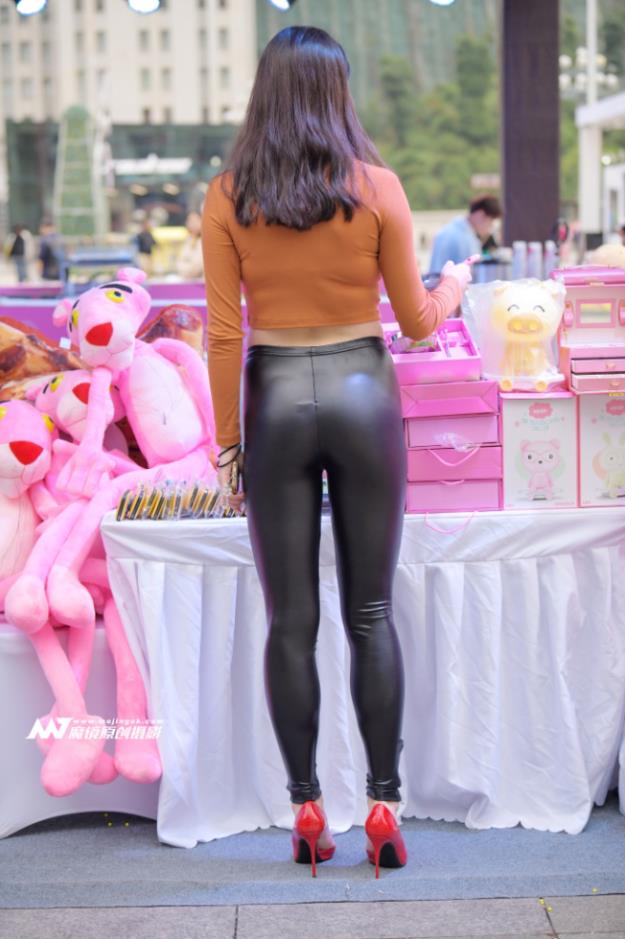 【街拍】棕色性感皮裤美女【138P-4.15G】(图2)