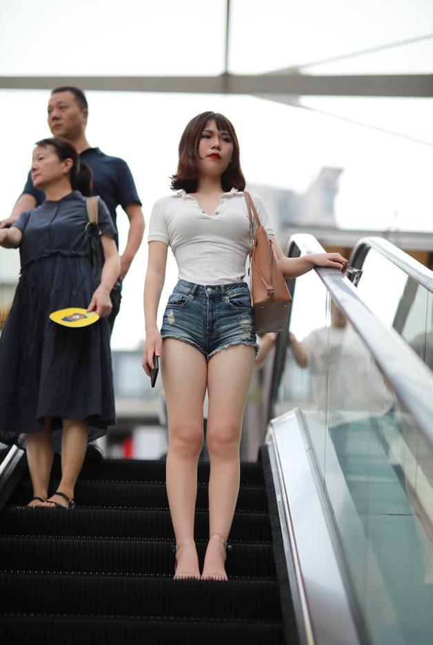【街拍】丰满热裤女郎【562P-3.9G】(图2)