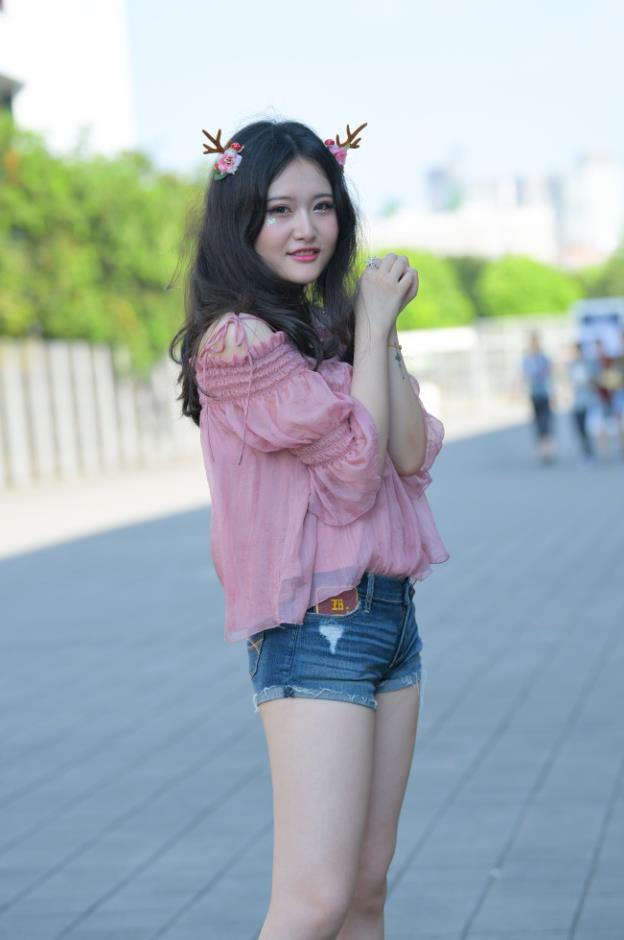 【街拍】粉衣热裤女郎【81P-1.63G】(图2)