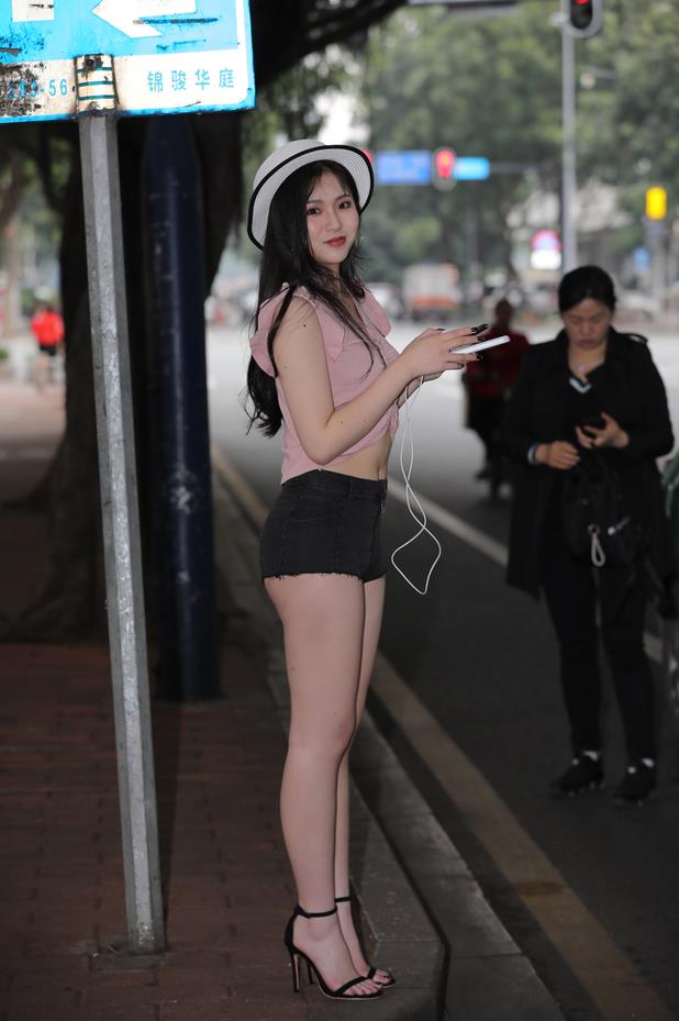 【街拍】可可粉衣短裤逛街【592P-4.72G】(图5)