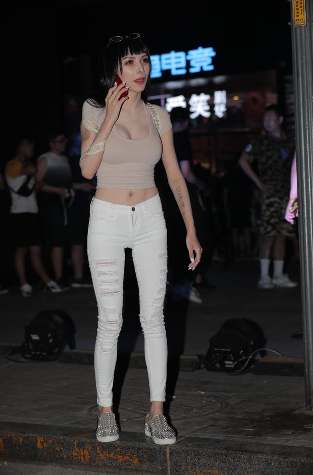 【街拍】夜晚街拍白裤性感美女【27P-200MB】(图1)