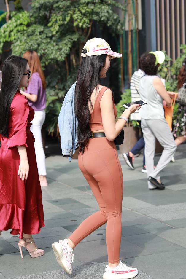 【街拍】棕色紧身衣街拍【405P-3.03G】(图3)