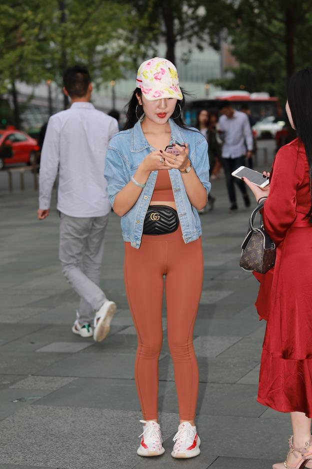 【街拍】棕色紧身衣街拍【405P-3.03G】(图5)