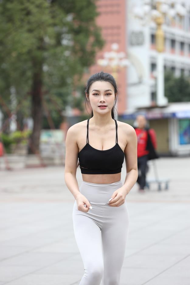 【街拍】白色紧身运动美女【222P-2.81G】(图3)