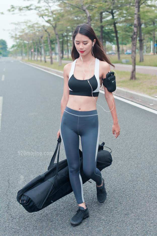 【街拍】紧身气质薄丝真人CF美女【362P-4.83G】(图4)