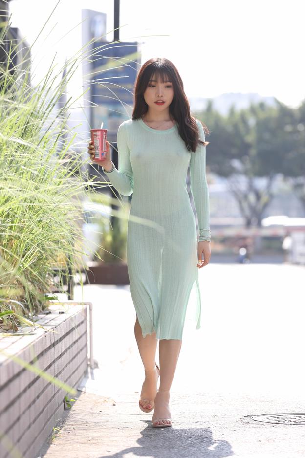 【街拍】性感绿色连衣裙透视【182P-2.25G】(图4)
