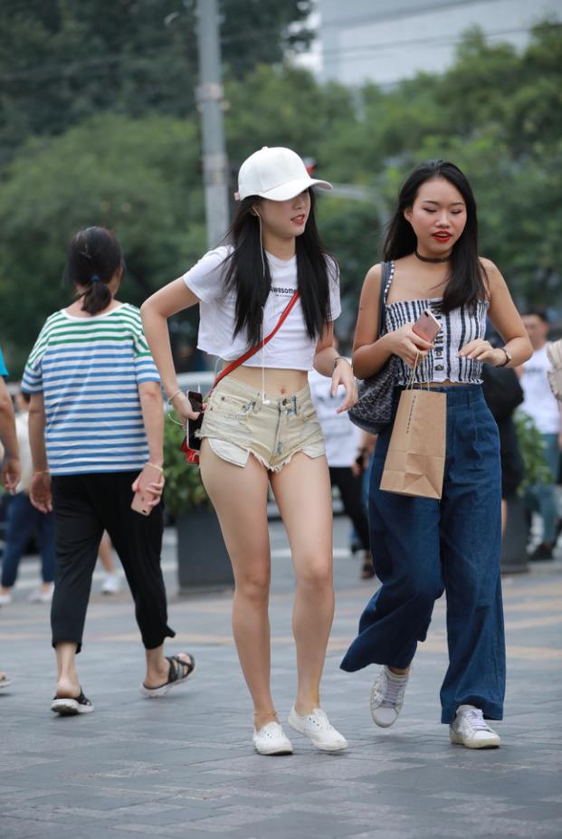 【街拍】白衣卡其短裤街拍【71P-727MB】(图3)