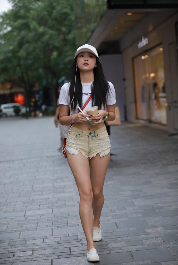 【街拍】白衣卡其短裤街拍【71P-727MB】(图1)