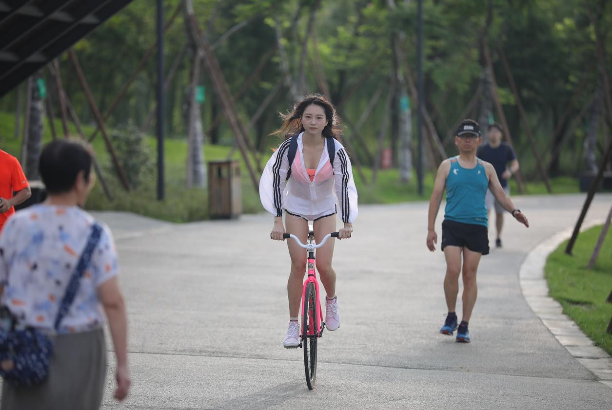 【街拍】俏丽自行车热裤美女【796P+1V-7.93G】(图16)
