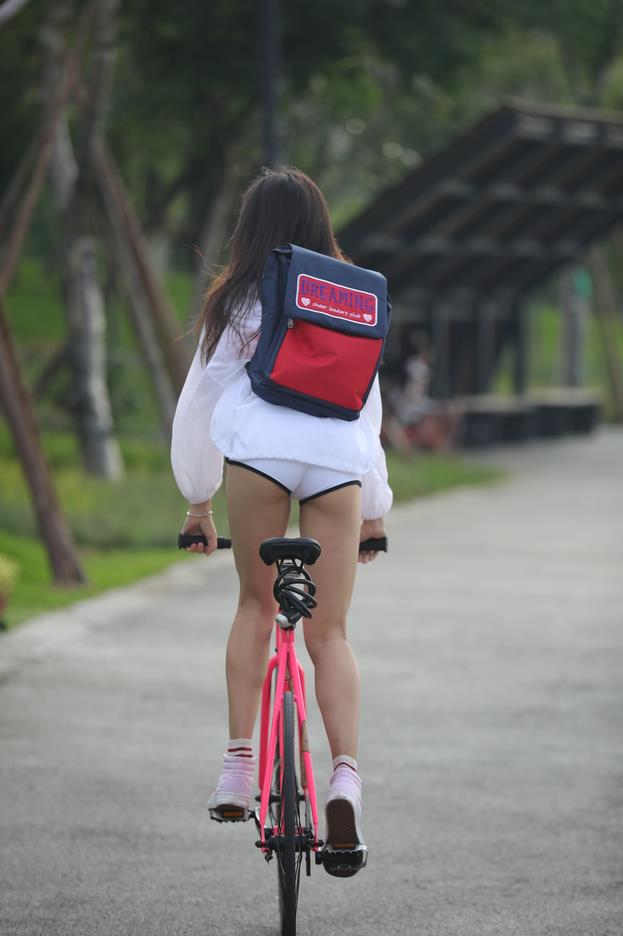 【街拍】俏丽自行车热裤美女【796P+1V-7.93G】(图15)