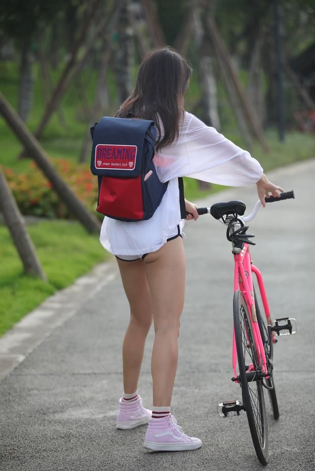 【街拍】俏丽自行车热裤美女【796P+1V-7.93G】(图13)