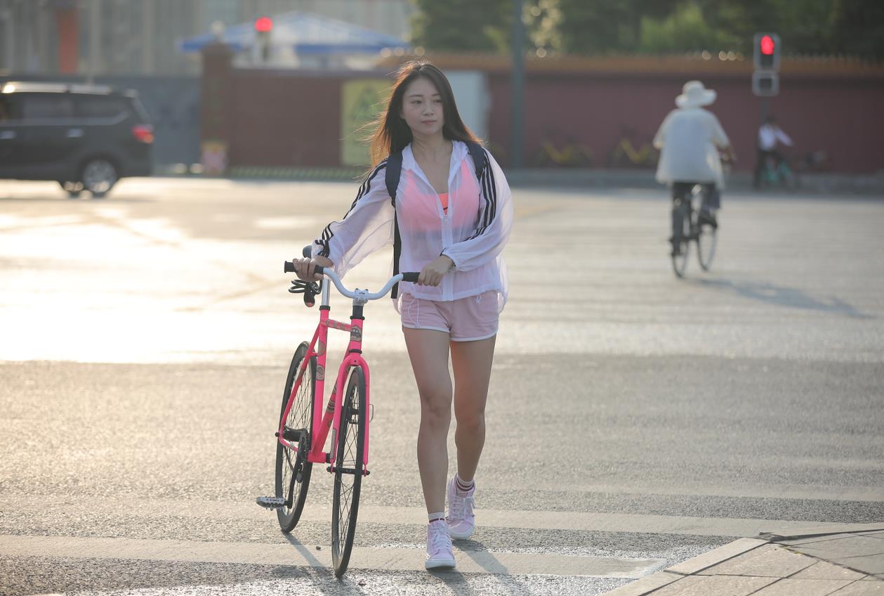 【街拍】俏丽自行车热裤美女【796P+1V-7.93G】(图10)