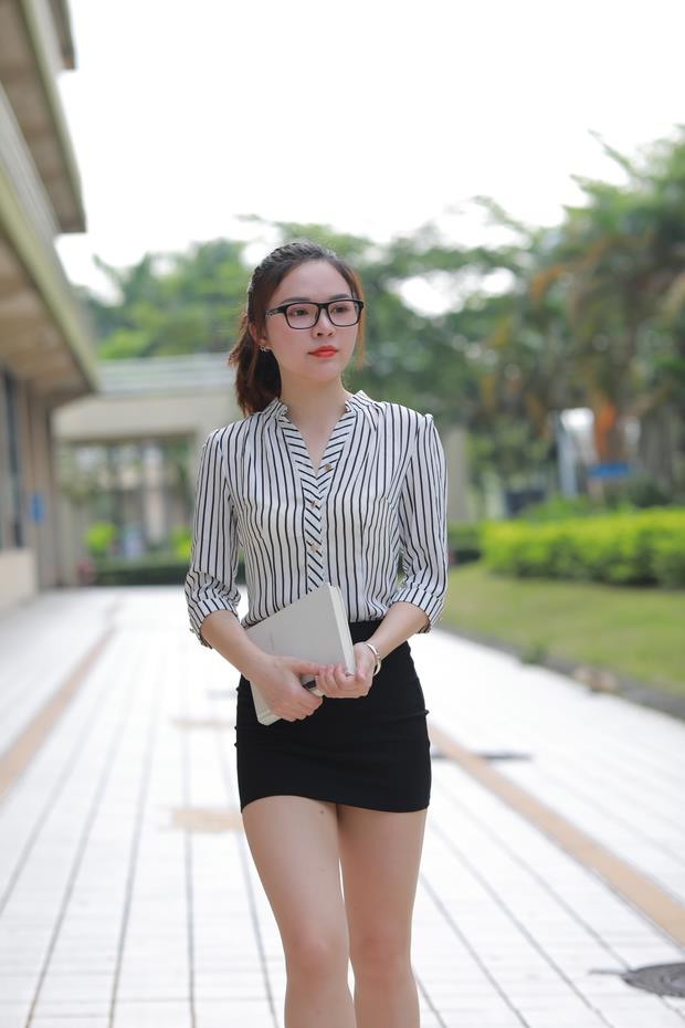 【街拍】黑色性感职业女老师包臀裙【578P-3.77G】(图2)