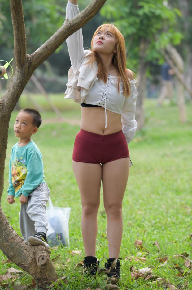 【街拍】丰满女孩红色短裤【152P-4.48G】(图1)