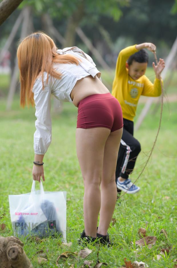 【街拍】丰满女孩红色短裤【152P-4.48G】(图2)