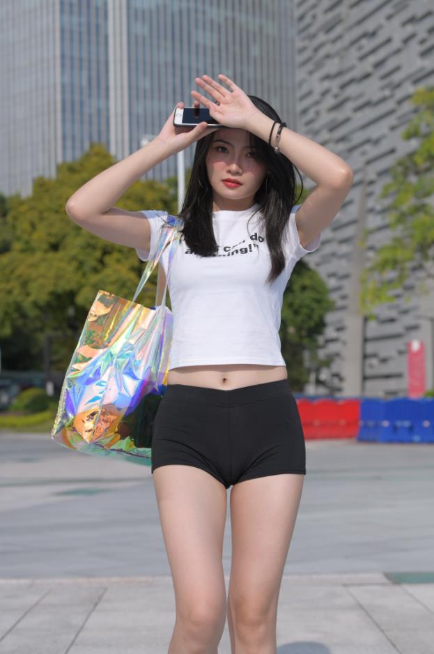 【街拍】丰满黑色短裤美女【581P-12.7G】(图4)