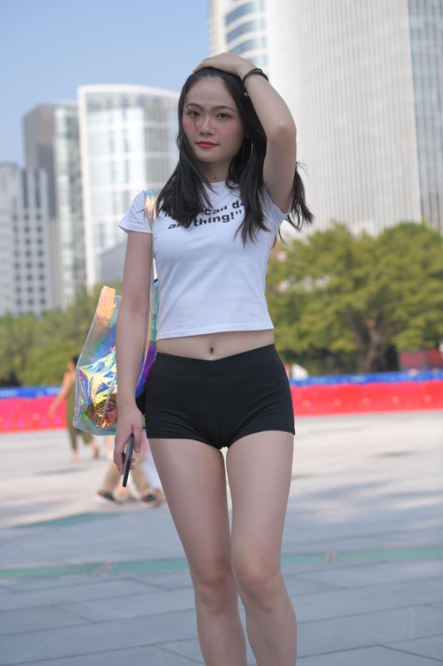 【街拍】丰满黑色短裤美女【581P-12.7G】(图5)