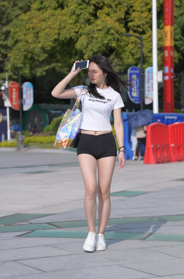 【街拍】丰满黑色短裤美女【581P-12.7G】(图2)