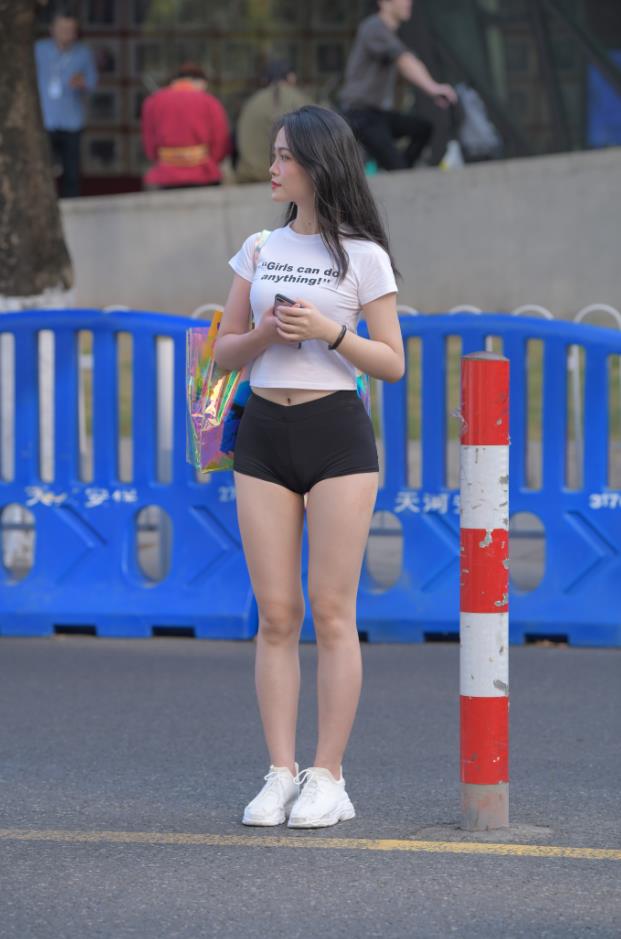【街拍】丰满黑色短裤美女【581P-12.7G】(图8)