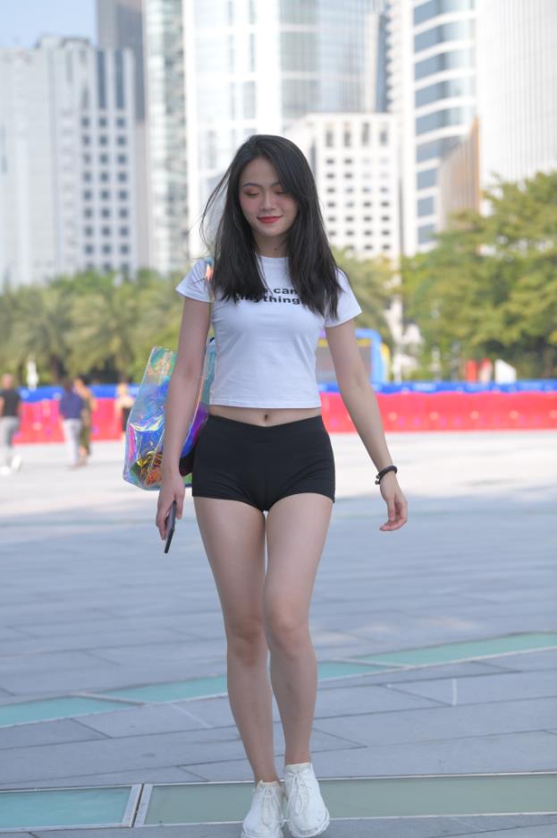 【街拍】丰满黑色短裤美女【581P-12.7G】(图6)