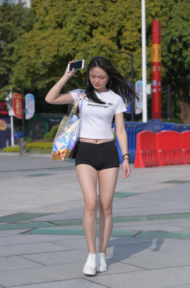 【街拍】丰满黑色短裤美女【581P-12.7G】(图3)