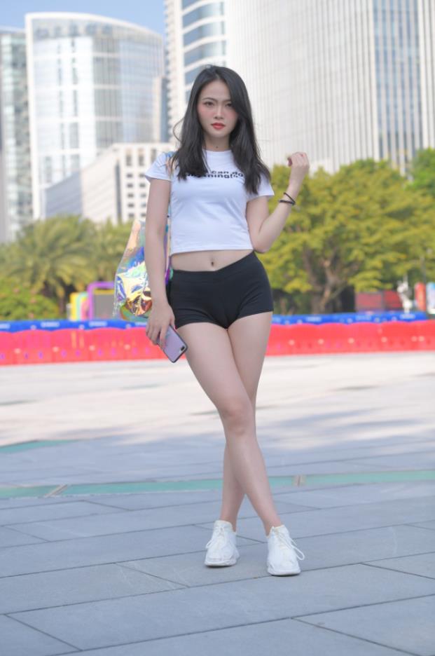 【街拍】丰满黑色短裤美女【581P-12.7G】(图1)