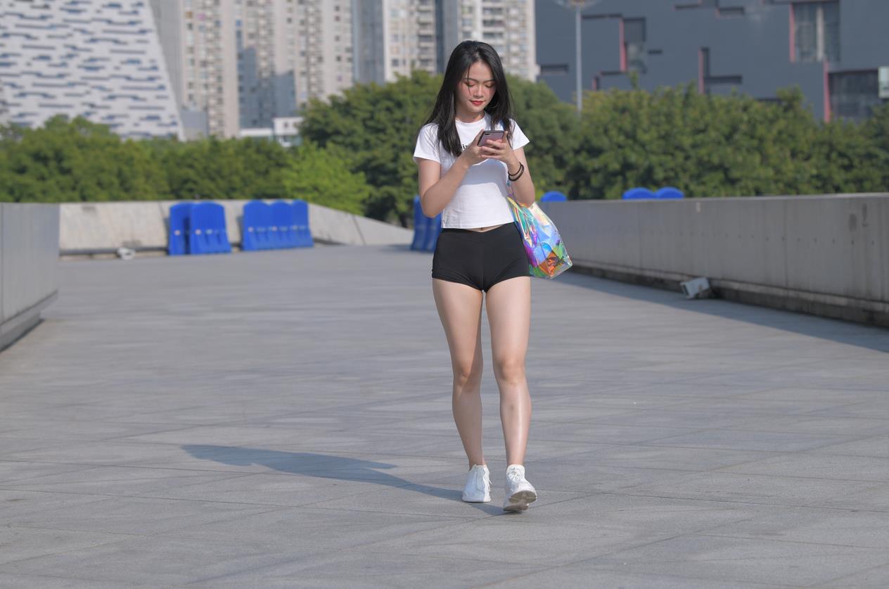 【街拍】丰满黑色短裤美女【581P-12.7G】(图12)