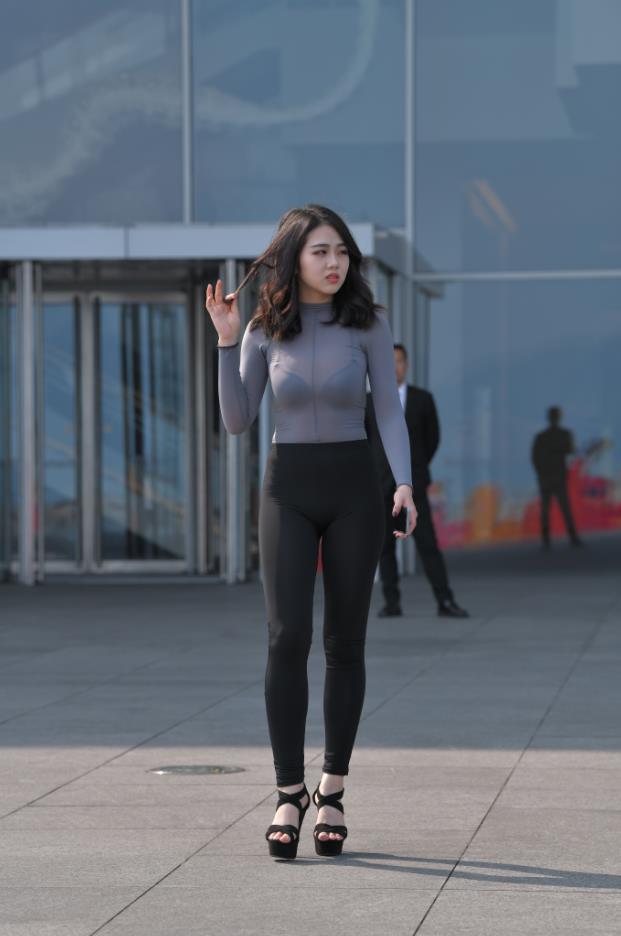 【街拍】黑丝紧身透明美女【303P-6.58G】(图4)