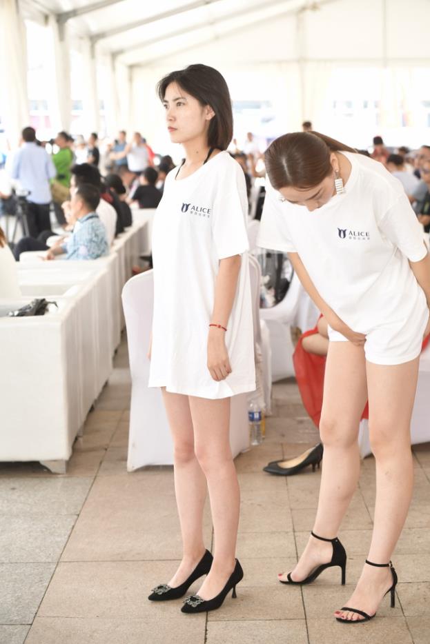 【街拍】长春模特包臀热裤美女【248P-3.35G】(图5)