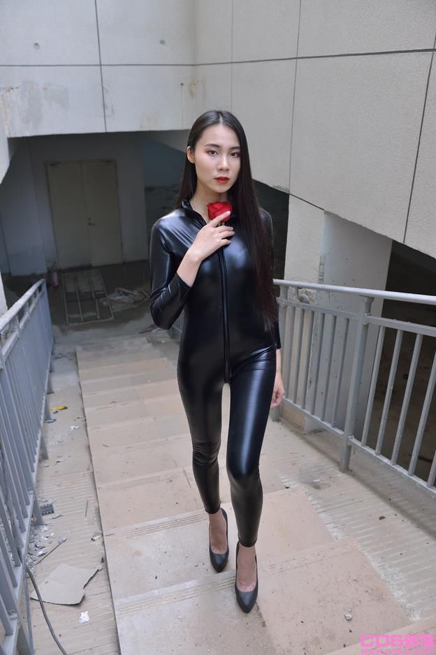 【街拍】皮裙玫瑰女孩【215P-3.96G】(图5)