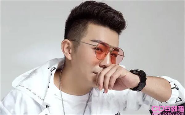 抖音网红舞帝利哥霸道总裁 告诉你舞帝利哥的传奇人生(图1)