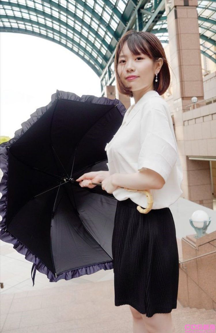 白皙童颜＋丰满上围！日本AV女优水卜樱誉为「千年一见神乳」其实是被AV耽误的厨师＆插画家(图4)