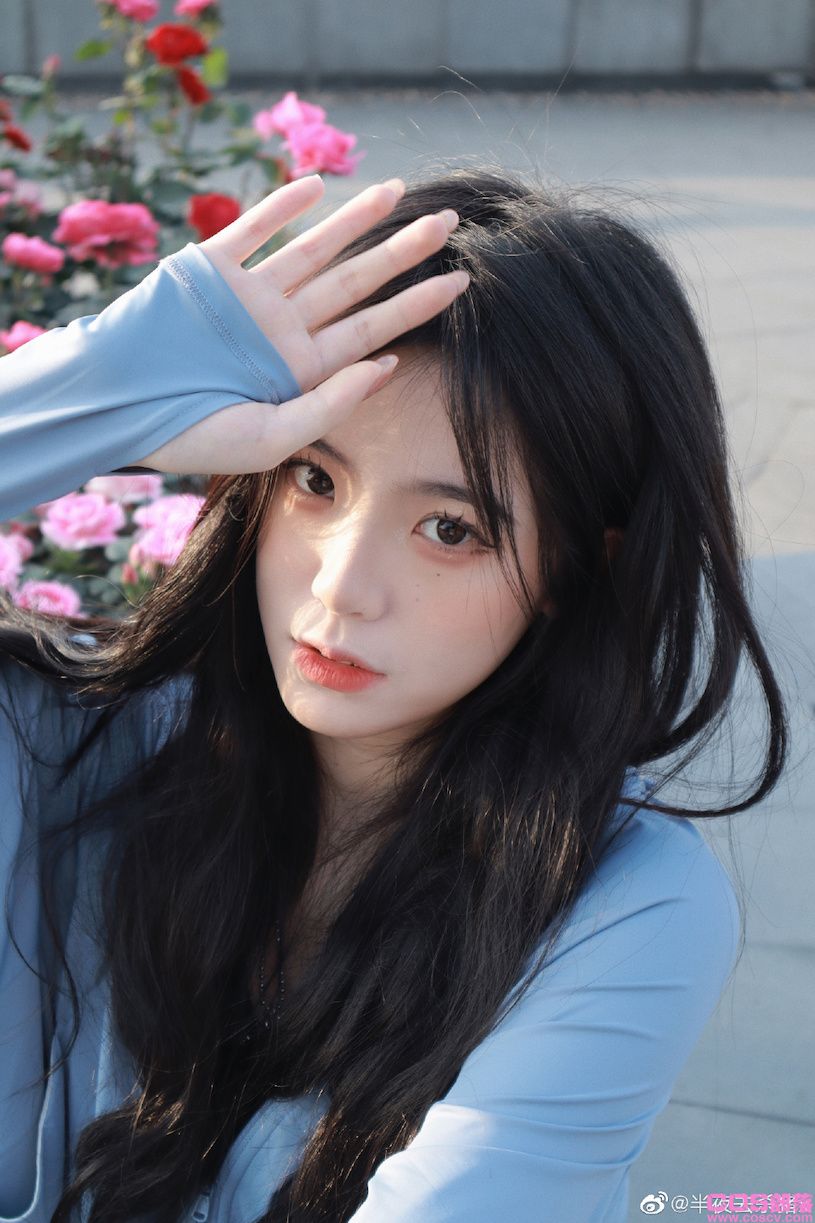小吃摊的制服正妹颜值超可爱，稚嫩的萌萌表情太诱人！(图2)