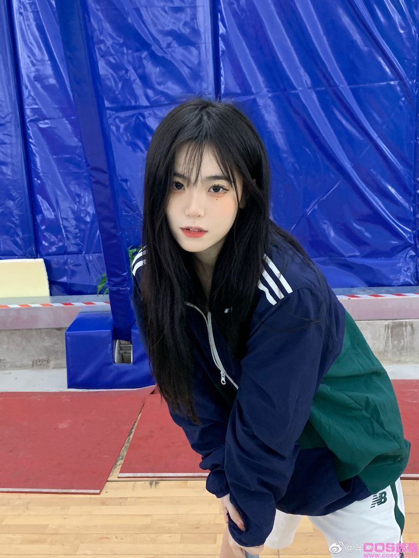 小吃摊的制服正妹颜值超可爱，稚嫩的萌萌表情太诱人！(图4)