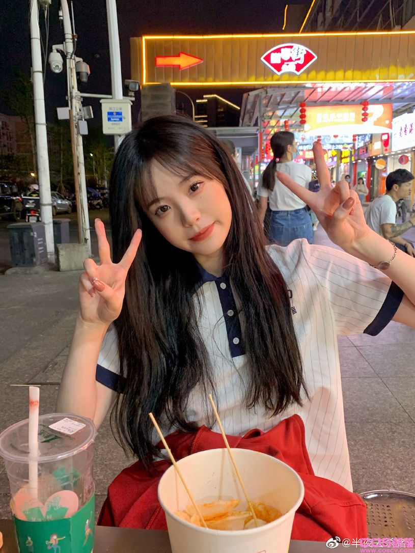 小吃摊的制服正妹颜值超可爱，稚嫩的萌萌表情太诱人！(图5)