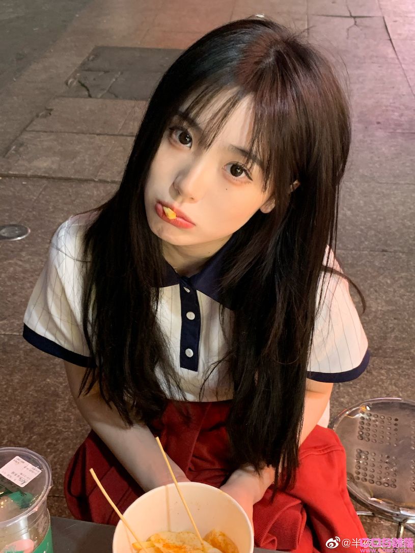 小吃摊的制服正妹颜值超可爱，稚嫩的萌萌表情太诱人！(图6)