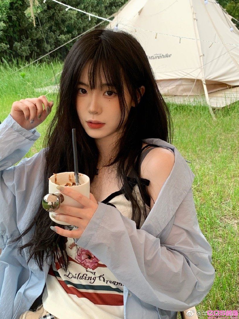 小吃摊的制服正妹颜值超可爱，稚嫩的萌萌表情太诱人！(图7)